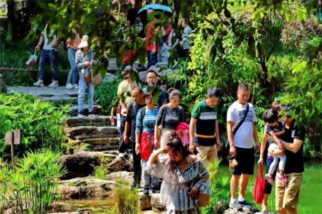 东北降温游客裹被子玩耍，外出旅游有哪些必带神器？