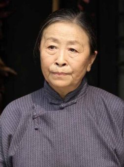 75岁“丑娘”张少华离世,瘦成纸片蜗居40平米房子,这是为何?