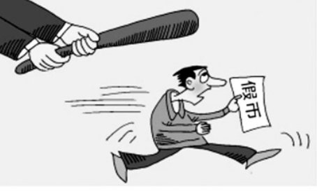 广东一女子使用假币买东西被绑在柱子上示众，商贩此举是否涉嫌违法？