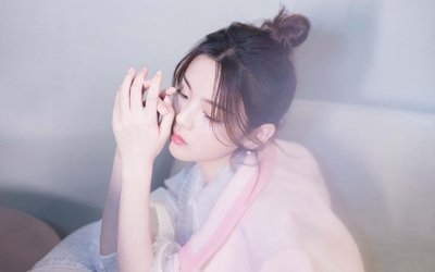 沈月和杨超越,身高相差8cm,同穿小黑裙看秀,究竟谁更有范?