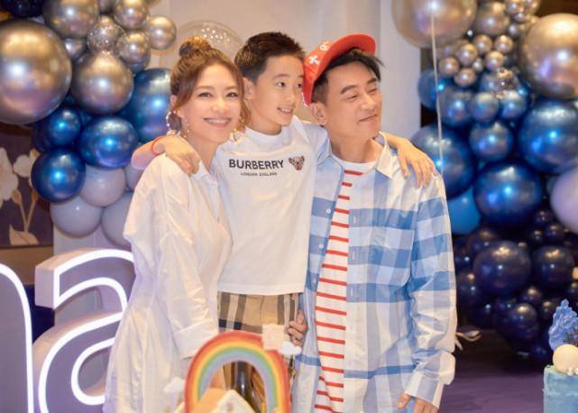 应采儿晒陈小春的庆生照,他们一家又多温馨?