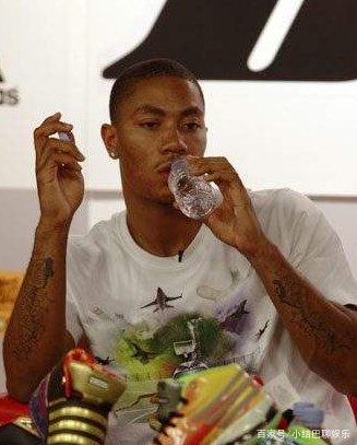 奥尼尔喝矿泉水像喝口服液,犀牛在姚明身旁像啥?