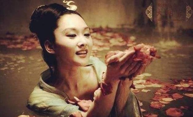 在古时候，生活在故宫里的人是怎么上厕所的？