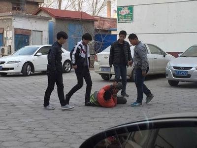 黑龙江某职高学生在与别校学生斗殴时，被捅身亡，此事该谁负责？