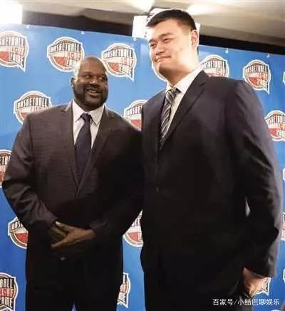 奥尼尔喝矿泉水像喝口服液,犀牛在姚明身旁像啥?