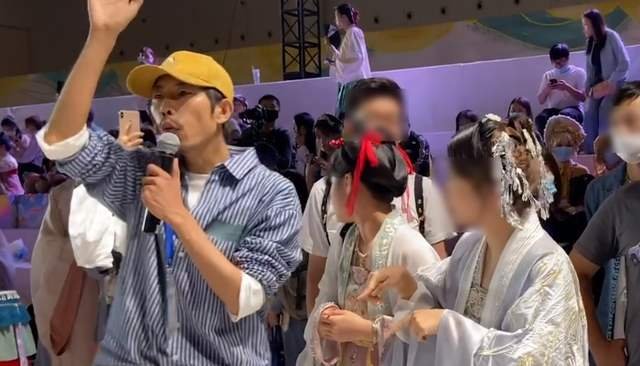 成都萤火虫漫展汉服秀被临时取消，官方是如何回应此事的？