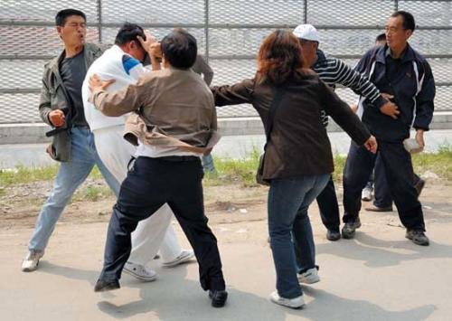 黑龙江某职高学生在与别校学生斗殴时，被捅身亡，此事该谁负责？