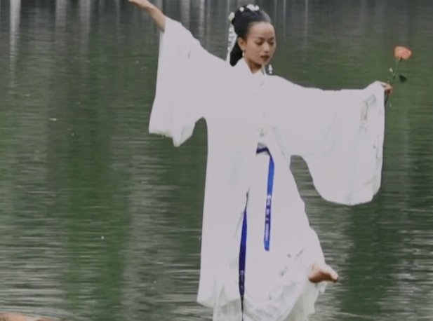 贵州翩若惊鸿,95后女生绝技独竹漂火到国外,她背后有着怎样的事故?