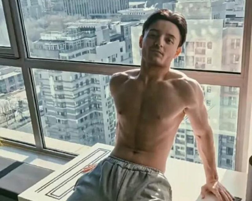 曾被评为“长残童星”的阿尔法，自曝近照一身肌肉，颜值回升，大家怎么看？