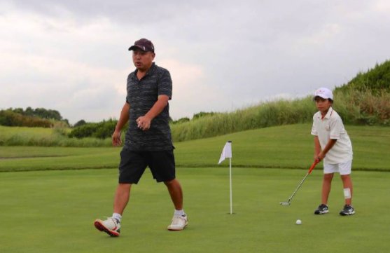 刘国梁10岁女儿再夺金牌，跟刘国梁相比如何？