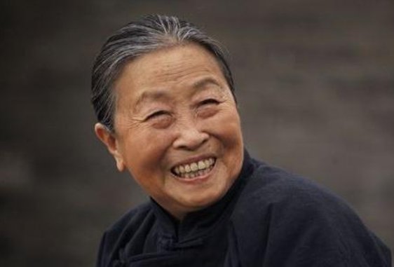 75岁“丑娘”张少华离世,瘦成纸片蜗居40平米房子,这是为何?