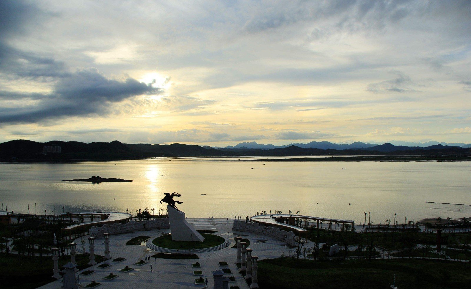 如何促进防城港市的港口物流发展？