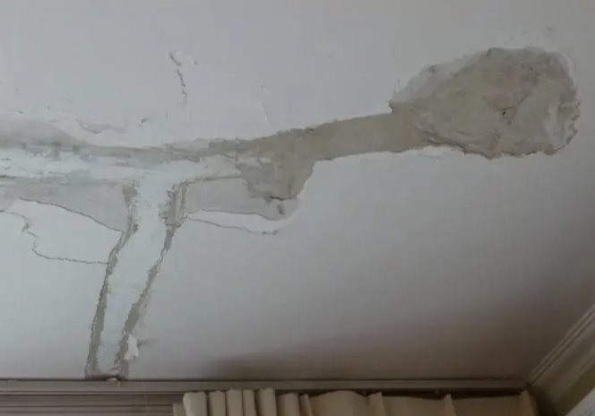 九旬老楼十年“下雨”,上海阿姨哽咽崩溃,到底发生了什么?