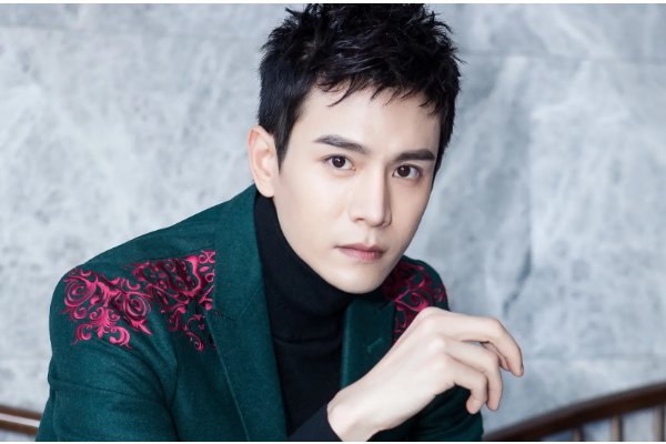 经超在《覆流年》中成为疯批美男，他之前有饰演过类似的反派角色吗？