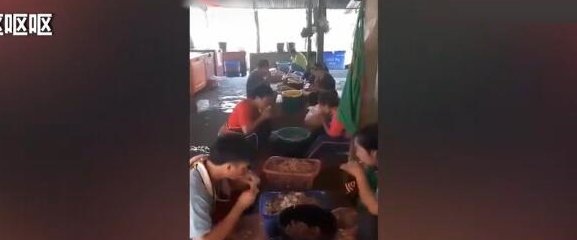 工人嘴啃无骨鸡爪是真的吗?