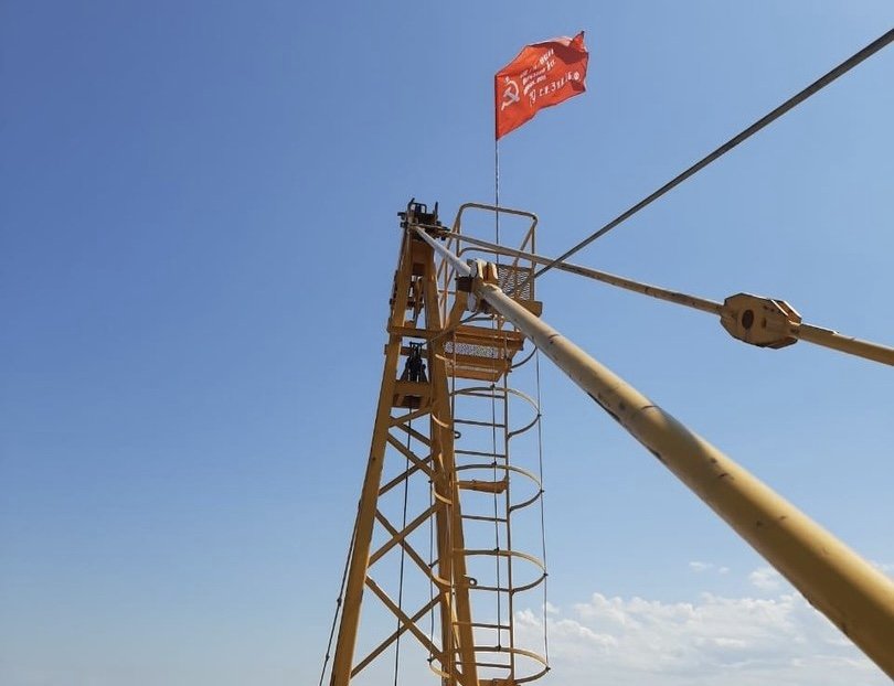 23岁网红塔吊女司机从塔吊坠落身亡,她在吊塔上到底是工作还是作秀?