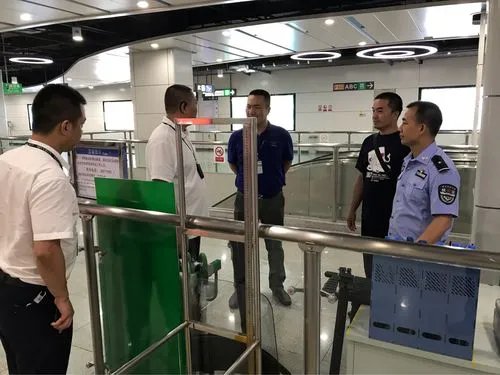 深圳地铁保安被指强迫乘客给外国人让座，涉事公司对此有何回应？