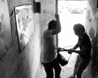 温州男子以租房名义入室抢劫，为何满身血迹，持刀从楼上坠亡？