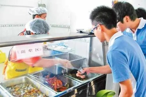 临漳县一家长反映学校食堂卫生问题被刑拘,学校对此是如何回应的?