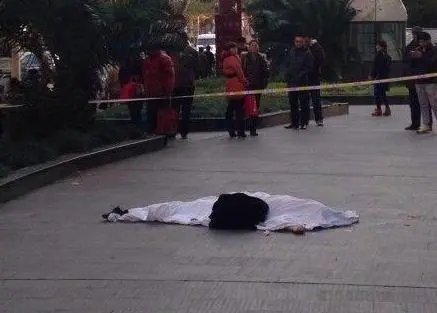 上海一外卖员27公里送菜，女子遭网暴坠亡，她在这件事中有错吗？