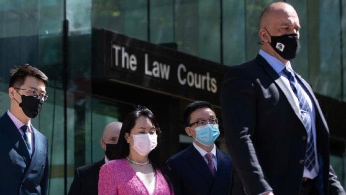 孟晚舟穿一整套香奈儿现身,这颜色就意味着不会轻易被打败,对此你怎么看?