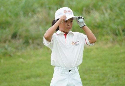 刘国梁10岁女儿再夺金牌，跟刘国梁相比如何？