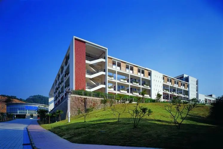 中华女子学院是几本？