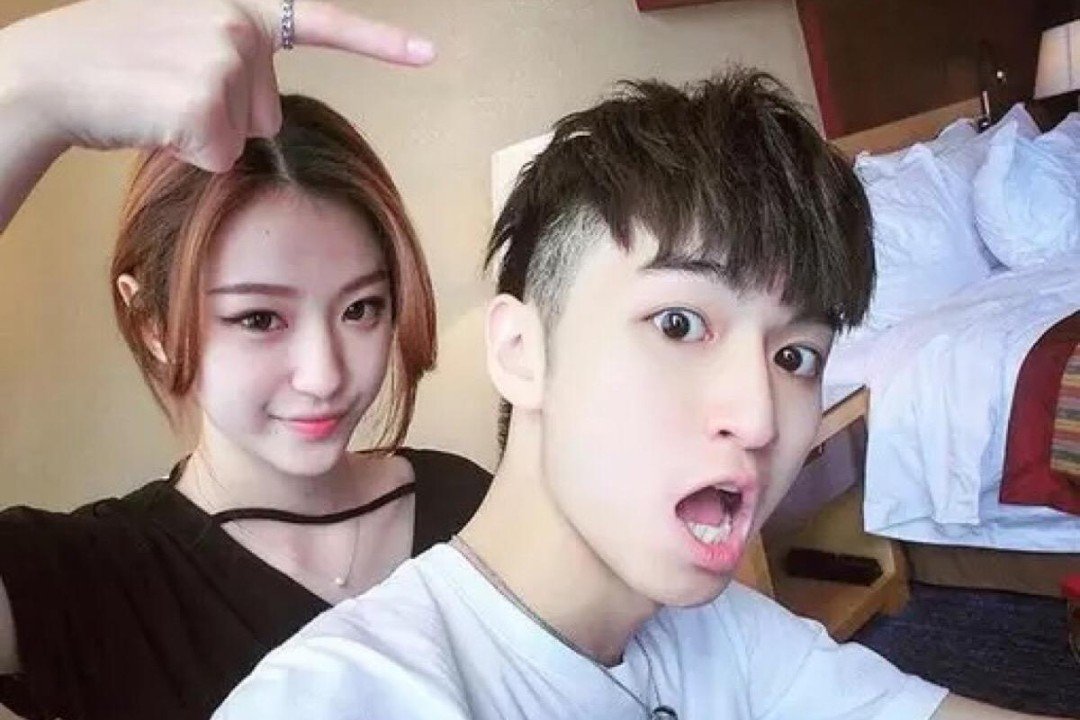 女子深夜坐保时捷内大哭,现实版面包与爱情,该如何抉择?