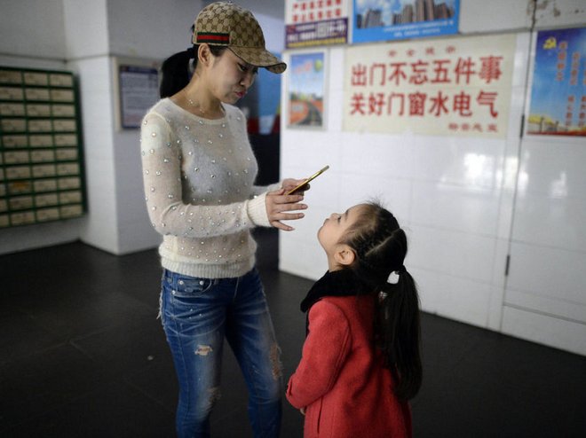 跳广场舞的小女孩是怎么回事?