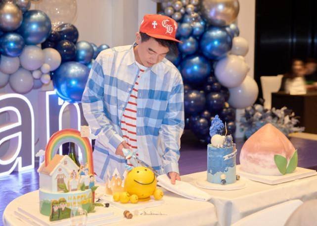 应采儿晒陈小春的庆生照,他们一家又多温馨?