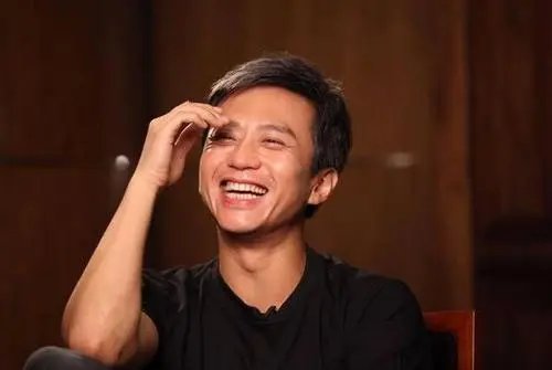 邓超自己给自己官宣加盟新综艺，你如何看待他的这一行为？