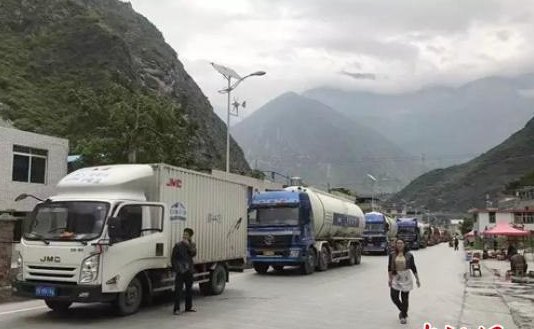 国道318公路四川康定瓦斯沟段山体垮塌是怎么回事?