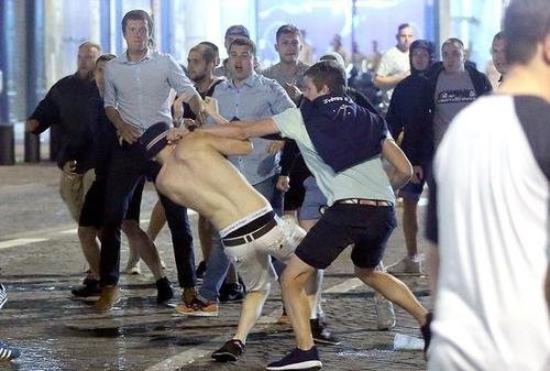 黑龙江某职高学生在与别校学生斗殴时,被捅身亡,此事该谁负责?