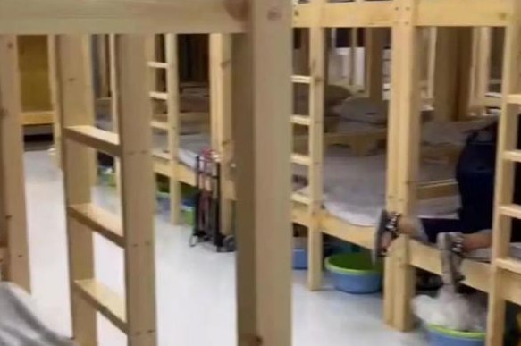 河南一学校学生宿舍80人一间,官方启动问责,该如何解决住宿问题?
