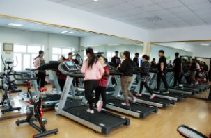 上海大妈健身房内掌掴私教并称白养你了,该名大妈为何这么做?