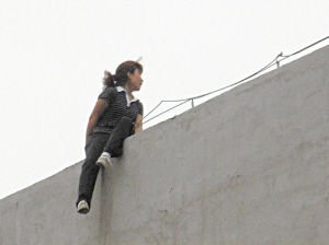 17岁女孩深夜只穿了内衣内裤坠亡，其男友为何被刑拘？