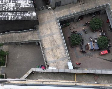 温州男子以租房名义入室抢劫,为何满身血迹,持刀从楼上坠亡?