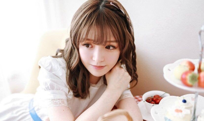 肤色黑的人,要染什么颜色的头发才显白?