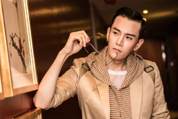 经超在《覆流年》中成为疯批美男，他之前有饰演过类似的反派角色吗？