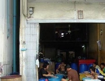 工人嘴啃无骨鸡爪是真的吗?