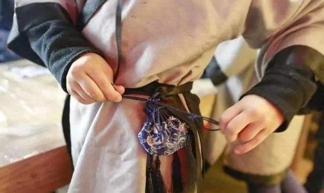 在古时候，生活在故宫里的人是怎么上厕所的？