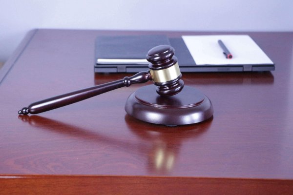 研三女生跳楼身亡原因:男友出轨,小三上门挑衅,小三要为此负责吗?