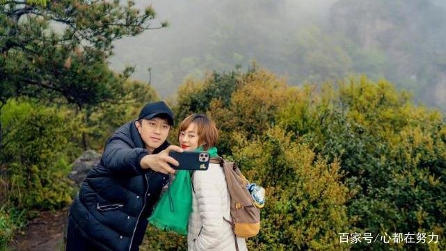 孙俪邓超爬山，邓超体力不如孙俪让老婆背，深情望妻眼太甜蜜，你羡慕吗？