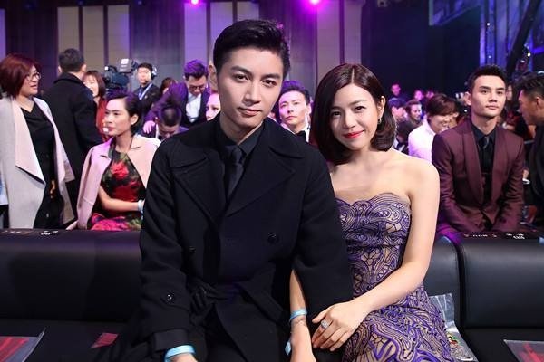 陈妍希罕见晒全家福，为陈晓庆生并甜蜜互动?