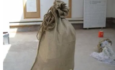 内蒙古一位男子骑马拎着一麻袋现金买房,这位男子有多豪气?