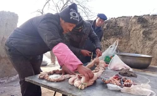 湖南一男子因杀年猪接触生猪肉住进ICU，接触生的猪肉需要做好哪些防范？