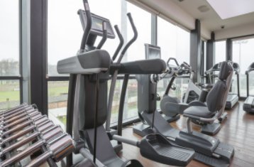 上海大妈健身房内掌掴私教并称白养你了,该名大妈为何这么做?