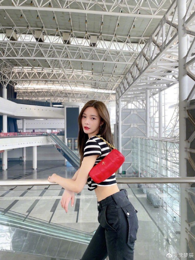 沈梦辰穿露脐装私服炸街，背影曼妙显魔鬼身材，小蛮腰绝了，你怎么看？