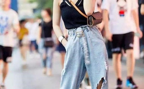 李现牛仔外套配黄色花衬衫更显青春活力，有哪些青春硬气的街头风值得一学？