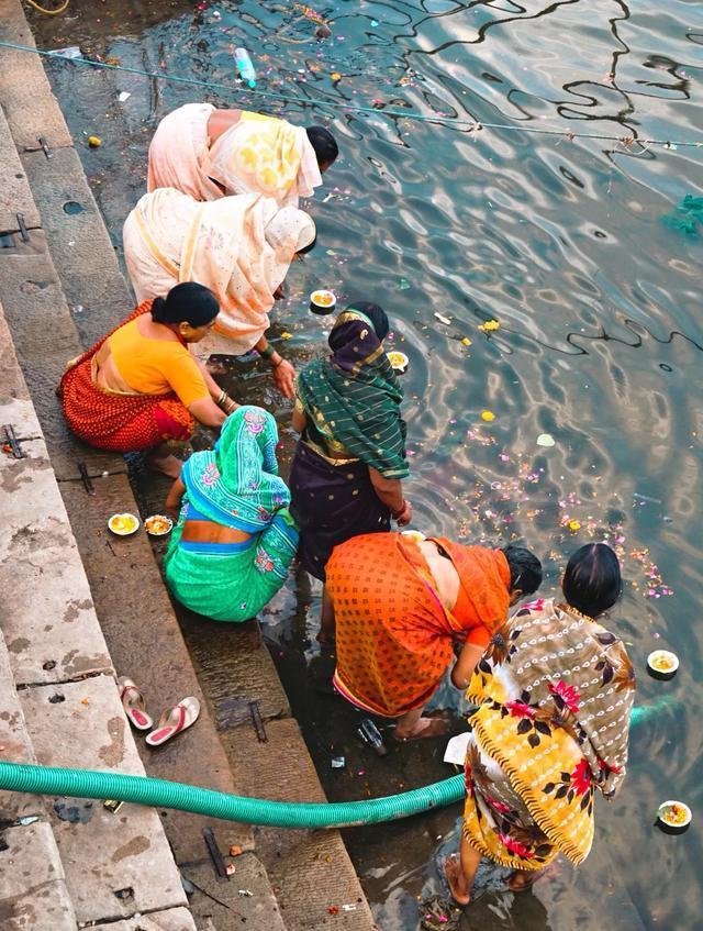 印度真的有大家说的那么不讲究吗？恒河水上都飘着尸体？
